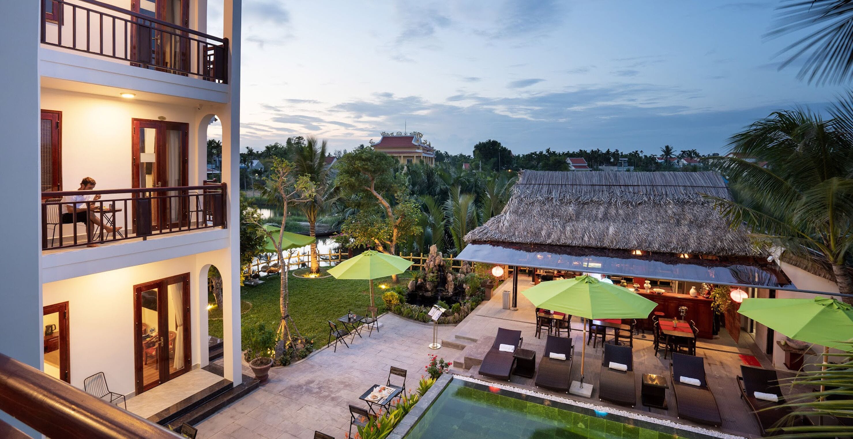 Mặt tiền nơi lưu trú - ban đêm