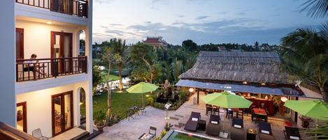 Fachada de la propiedad por la tarde o noche