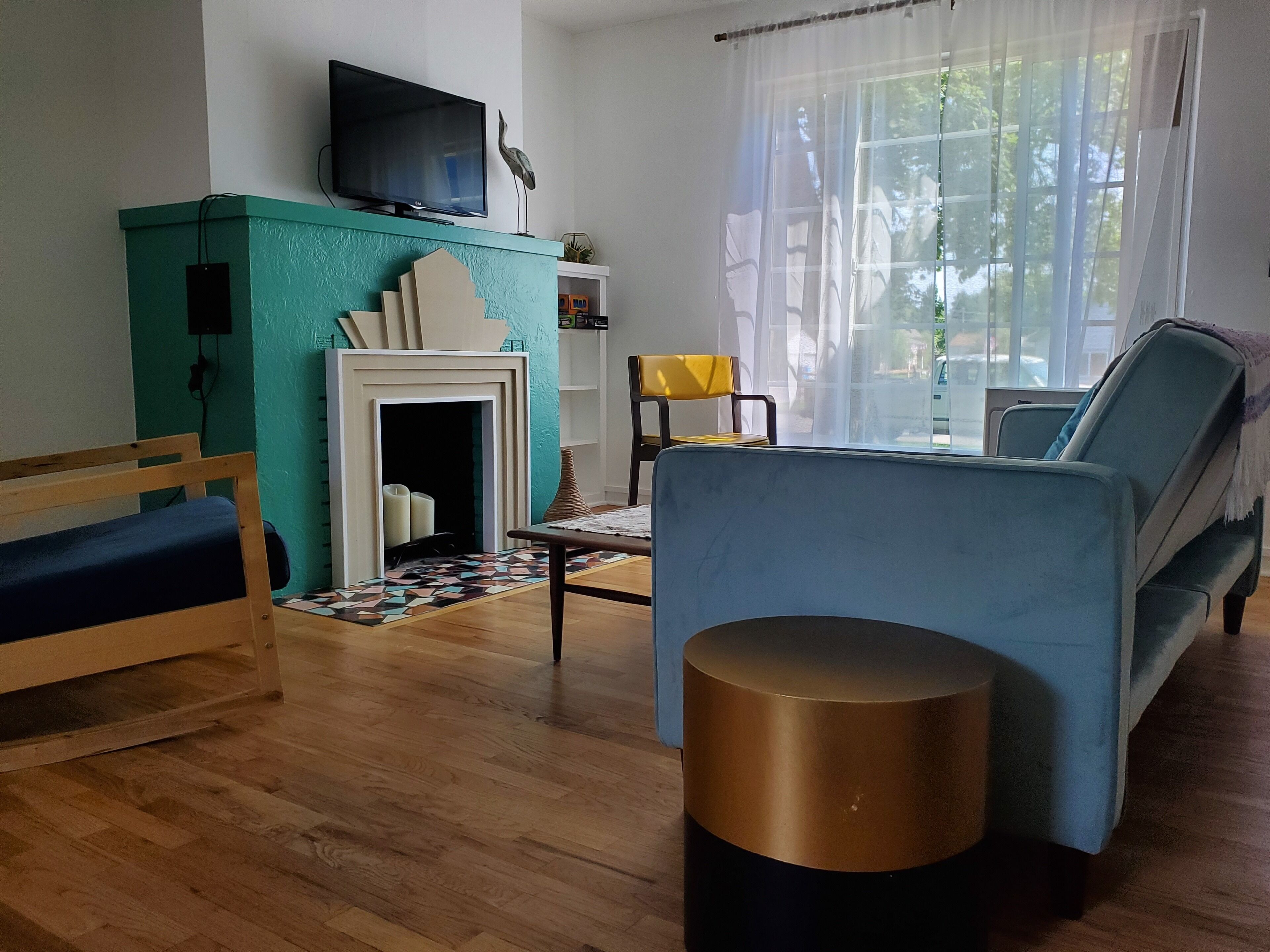 Televisión, chimenea, reproductor de DVD, libros