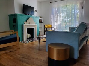 Televisio, takka, DVD-soitin, kirjoja