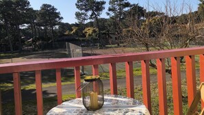 A balcony with a table, a chair, and a railing. - BEAUTIFUL APARTMENT 400 M FROM THE BEACHES OF MIMIZAN WITH INTERNET  (Mimizan)