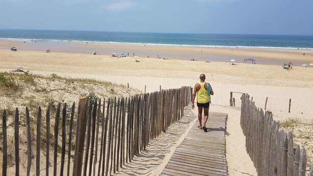 A wooden boardwalk leading to a sandy beach with a clear sky. - BEAUTIFUL APARTMENT 400 M FROM THE BEACHES OF MIMIZAN WITH INTERNET  (Mimizan)