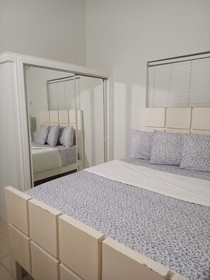 2 bedrooms, in-room safe, iron/ironing board, free WiFi - Beach 5 mins away ,beautiful 2 bedroom <br>1 bathroom home. (Falmouth)