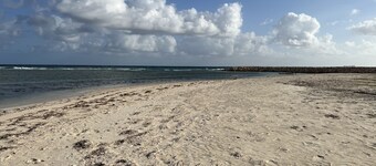 Joy Estate, mooie 3 slaapkamers en 2 badkamers huis, minuten van het strand,
