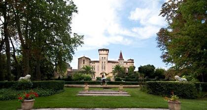Chùteau de style Renaissance Magnifique Dans A 160 Hectare propriété.
