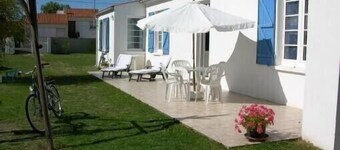 Traditional Chaumoise home, between sea, forests and swamps