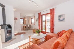 TV, fireplace - Apartment bay view with great sea view in Porec, only 300m from the beach (Porec)