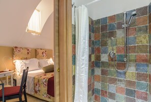 1 quarto, ferros/tábuas de passar roupa, roupa de cama