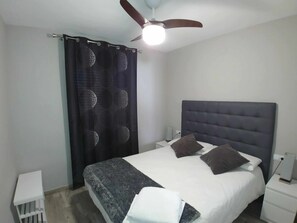 2 slaapkamers, een strijkplank/strijkijzer, reisbedje, wifi