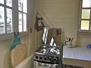 Kjøleskap, ovn, kokeplater og kaffetrakter/tekoker