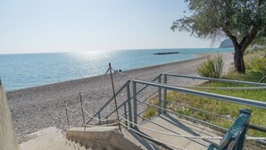 A staircase leading to a beach with a clear view of the sea. - Miramare House - Trilo 4 B (Mattinata)