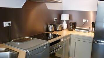 Een koelkast, een microgolfoven, een oven, een kookplaat