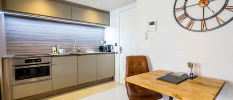 Réfrigérateur, micro-ondes, plaque de cuisson, grille-pain