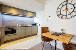 Kühlschrank, Mikrowelle, Herdplatte, Toaster