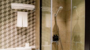 A modern bathroom with a glass-enclosed shower, a toilet, and a sink. - Le Hoteru (Kowloon)