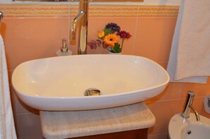 Shower, hair dryer, bidet, towels - On the 1st floor, the room of the B & B is equipped with a flat-screen TV, cassafor (Roma)