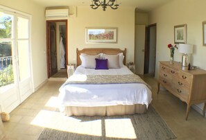 3 bedrooms, in-room safe, iron/ironing board, travel cot