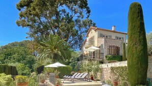 A stone building with a pool, surrounded by greenery and a clear sky. - LUXURY 3 BED VILLA with AMAZING VIEW and PRIVATE HEATED POOL in GORGEOUS GARDENS (Mougins)