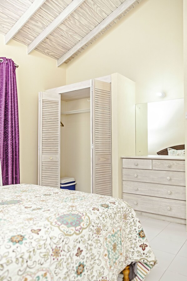 2 soverom, skrivebord, strykejern/-brett og wi-fi (inkludert)