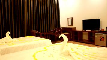 Deluxe Twin Room | Minibar, desk, laptop workspace, soundproofing