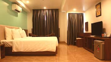 Family Room, Connecting Rooms | Minibar, desk, laptop workspace, soundproofing