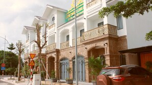 Un edificio con un letrero llamativo para un restaurante.
