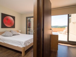 3 chambres, fer et planche à repasser, accès Internet, draps fournis