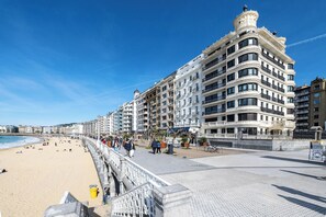 On the beach - Belle Epoque on the Seafront. SPECIAL MEASURES (Donostia)