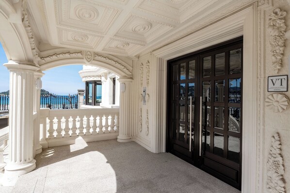 Exterior detail - Belle Epoque on the Seafront. SPECIAL MEASURES (Donostia)