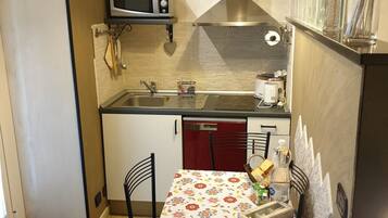 Wasserkocher mit Kaffee-/Teezubehör, Kühlschrank, Mikrowelle, Ofen