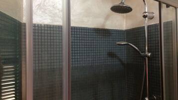 Dusche, Haartrockner, Handtücher, Seife