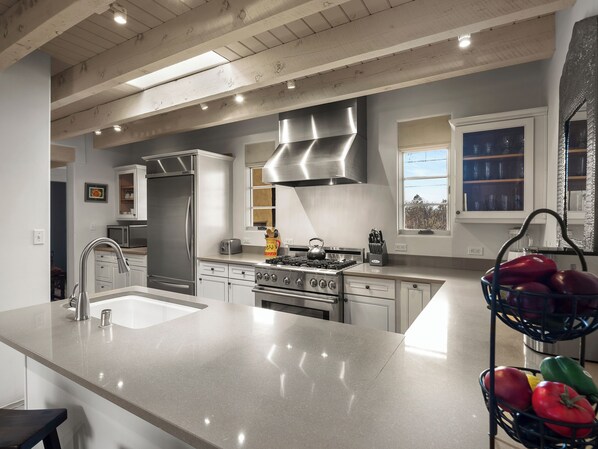 Kylskåp, ugn, spishäll och diskmaskin