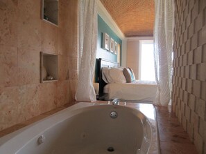 2 chambres, coffres-forts dans les chambres, lit parapluie