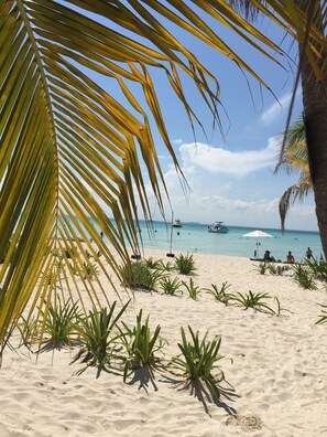 En la playa, sillas reclinables de playa, toallas de playa