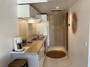 冰箱、微波炉、烤箱、炉灶