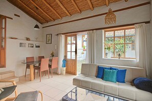 Smart TV, fireplace, books - Guest house in a beautiful garden in historic Quito (Quito)