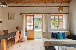 Smart TV, chimenea y libros 