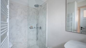 Een douche, een haardroger, handdoeken, zeep