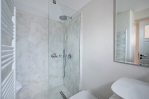 Shower, hair dryer, towels, soap - CASA SANTANTONIO - Superior Honeymoon Suite with outdoor Jacuzzi (Unknown)