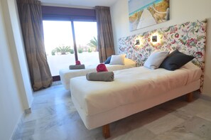 2 عدّة غرف نوم ومكتب ومكواة/لوح كي وسرير سفر