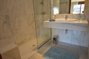 Shower, hair dryer, bidet, towels - Parque Botanico Holiday Rentals (Benahavis)