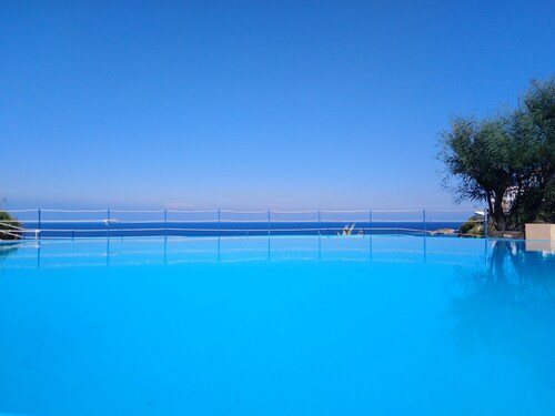 House Iris - three-room apartment with terrace, pool facing the sea