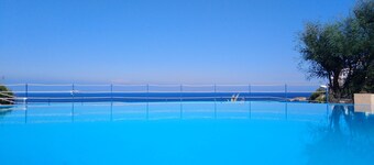 Iris hus - tre-værelses lejlighed med terrasse, swimmingpool ud mod havet