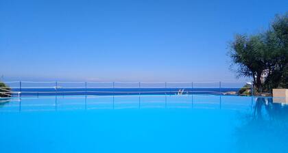 House Iris - three-room apartment with terrace, pool facing the sea