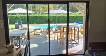 Kaunis huvila 6 hengelle, perinteisellä uima-altaan uima-altaalla 10 minuutin päässä merestä