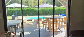 Kaunis huvila 6 hengelle, perinteisellÀ uima-altaan uima-altaalla 10 minuutin pÀÀssÀ merestÀ