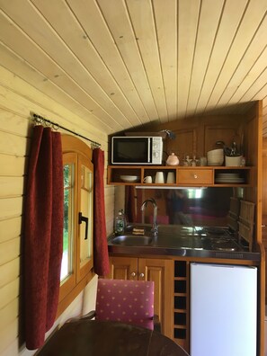 Kylskåp, mikrovågsugn, spishäll och kaffe- och tebryggare
