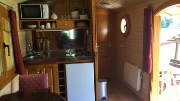 Geladeira, micro-ondas, cooktop, cafeteira/chaleira