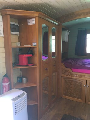 2 bedrooms, travel cot, WiFi, bed sheets