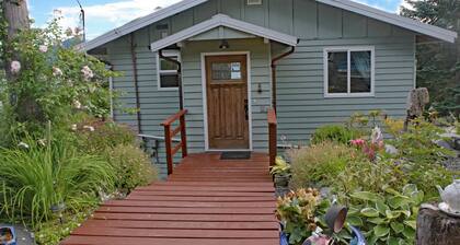 Seaside Garden House Located Near The Marina.